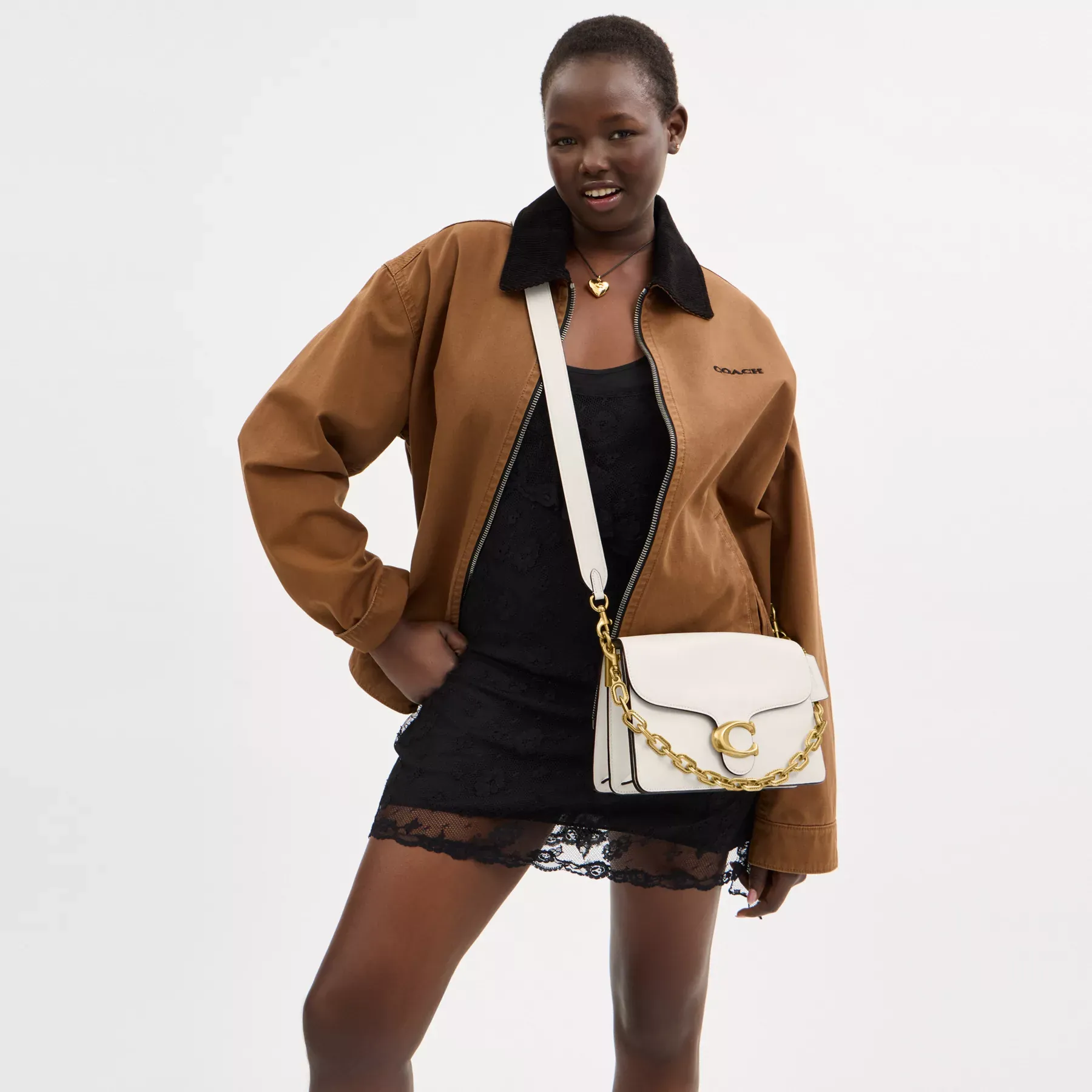 COACH Schultertasche mit Kette und Tabby-Muster Kreide COACH Schultertasche mit Kette und Tabby-Muster Kreide