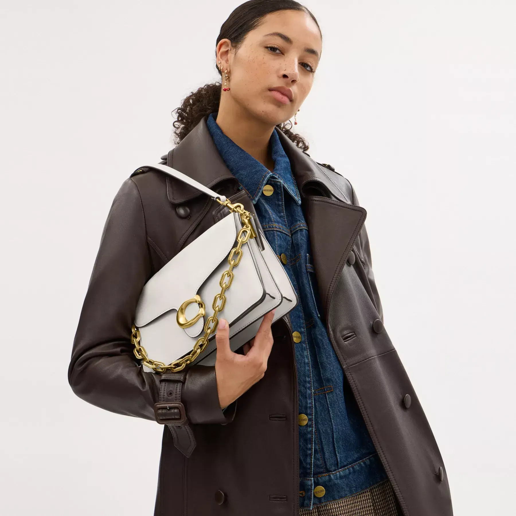 COACH Schultertasche mit Kette und Tabby-Muster Kreide COACH Schultertasche mit Kette und Tabby-Muster Kreide