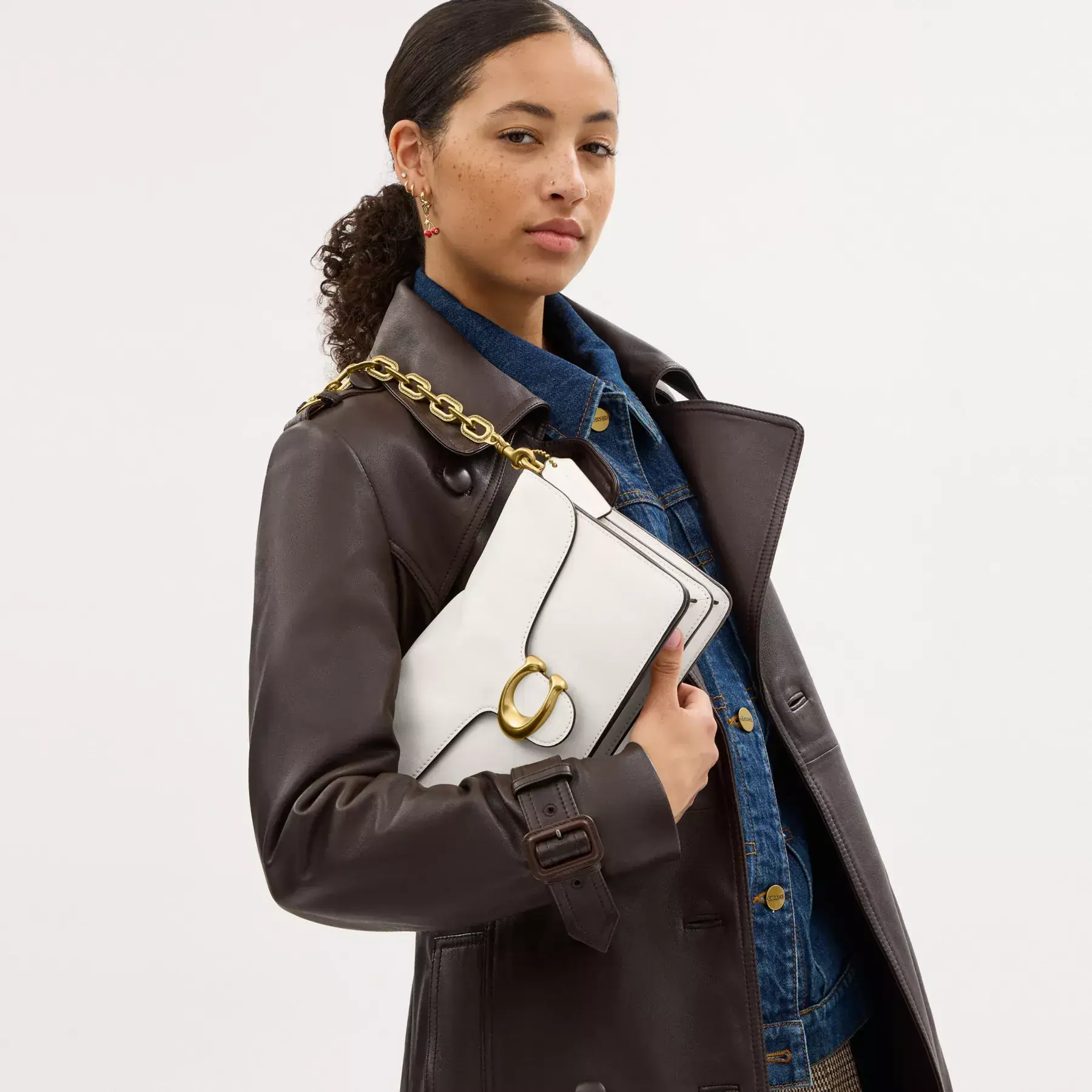 COACH Schultertasche mit Kette und Tabby-Muster Kreide COACH Schultertasche mit Kette und Tabby-Muster Kreide