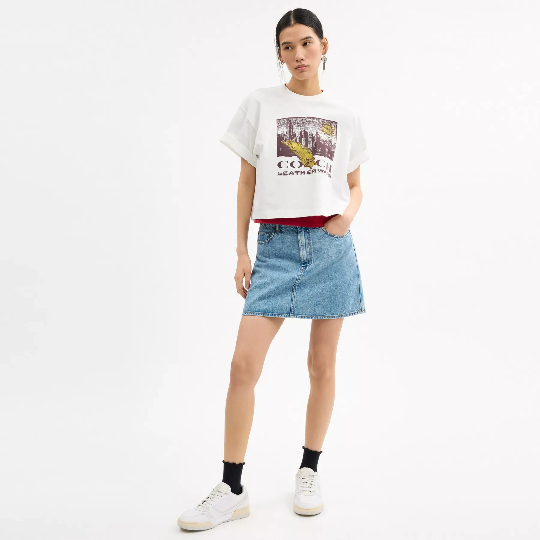 COACH Kurzes T-Shirt mit Collage-Grafik aus Bio-Baumwolle Weiß