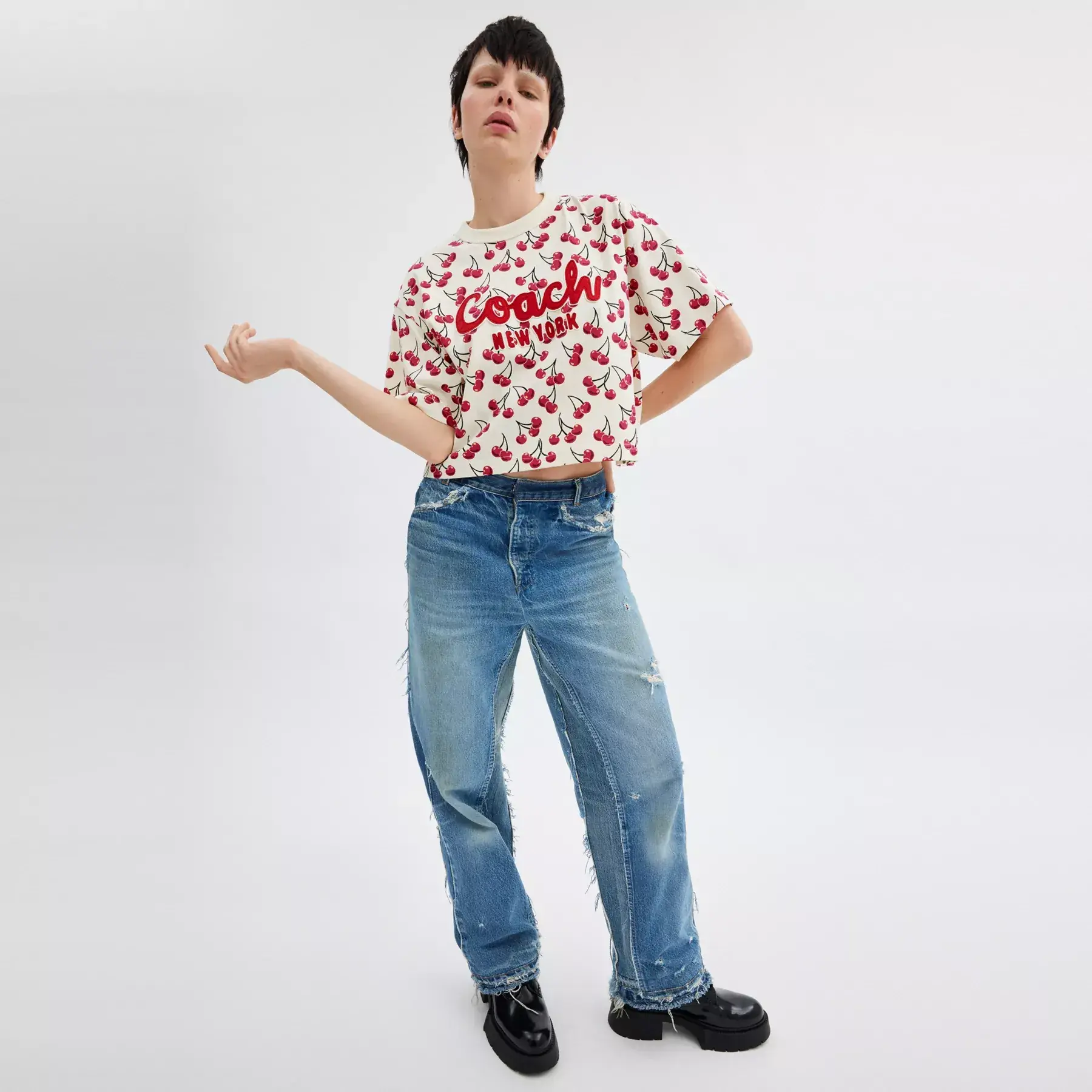 COACH Kurzes T-Shirt aus Bio-Baumwolle mit Kirschen-Print und kursiver Signatur Rot Multi