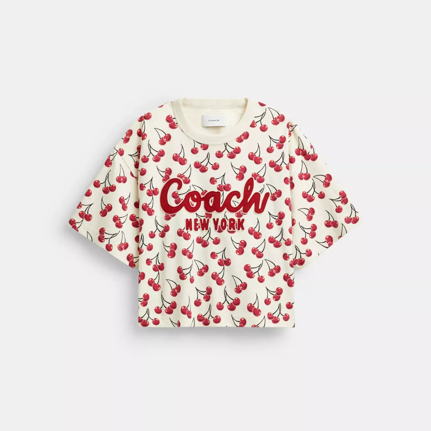 COACH Kurzes T-Shirt aus Bio-Baumwolle mit Kirschen-Print und kursiver Signatur Rot Multi