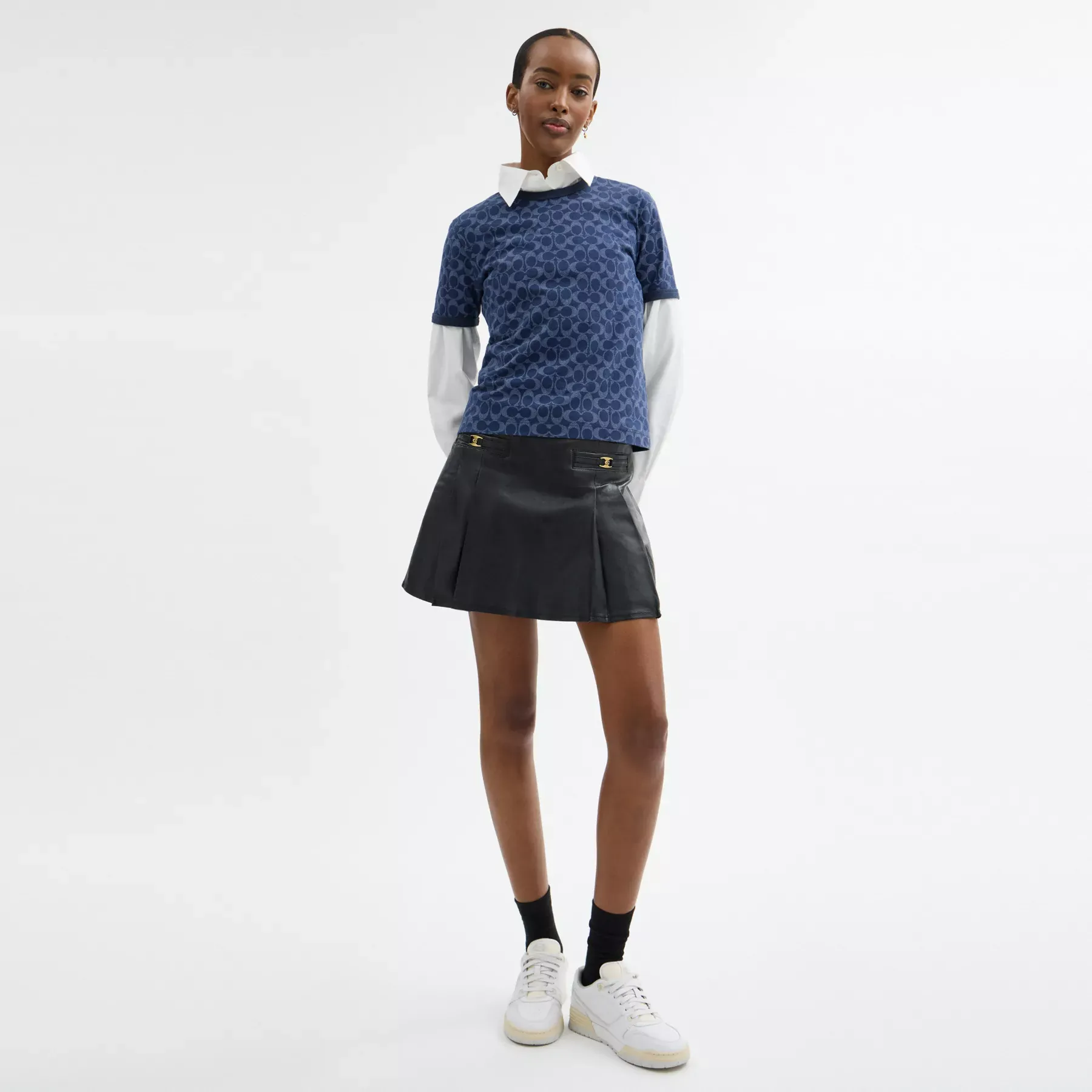 COACH Signature Ringer-T-Shirt aus Bio-Baumwolle Blaue Signatur