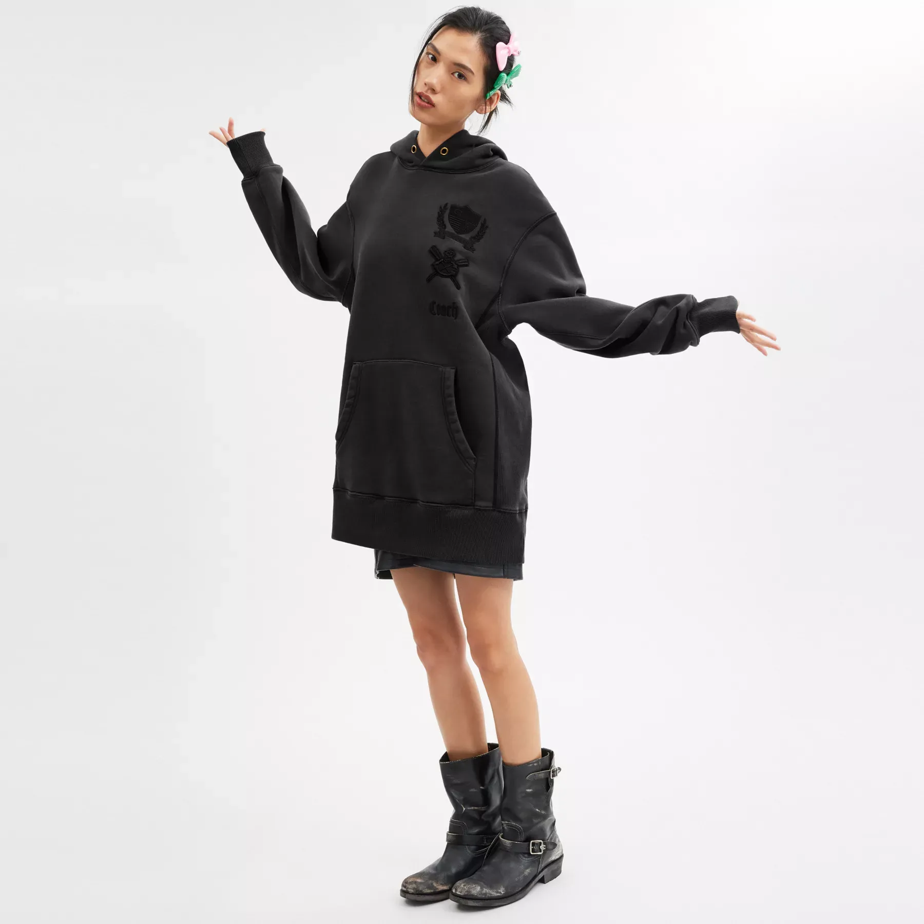 COACH Kapuzenkleid mit charakteristischem Wappen aus Bio-Baumwolle Schwarz