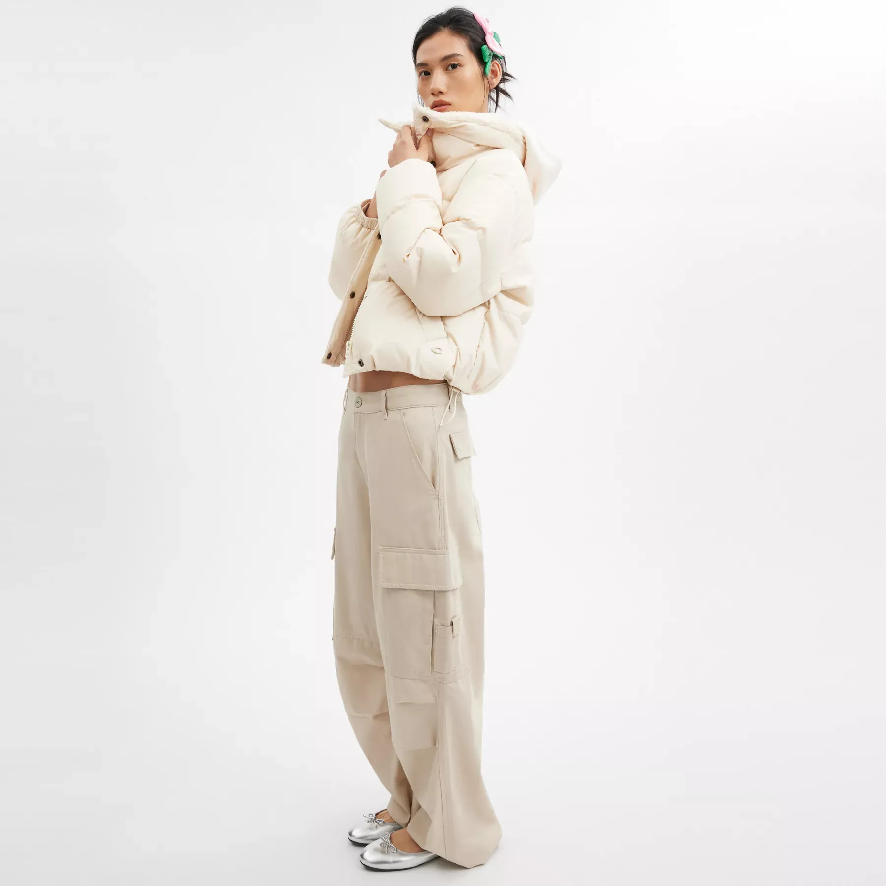 COACH Kurzer Puffer aus recyceltem Polyamid mit Sherpa-Kragen Creme