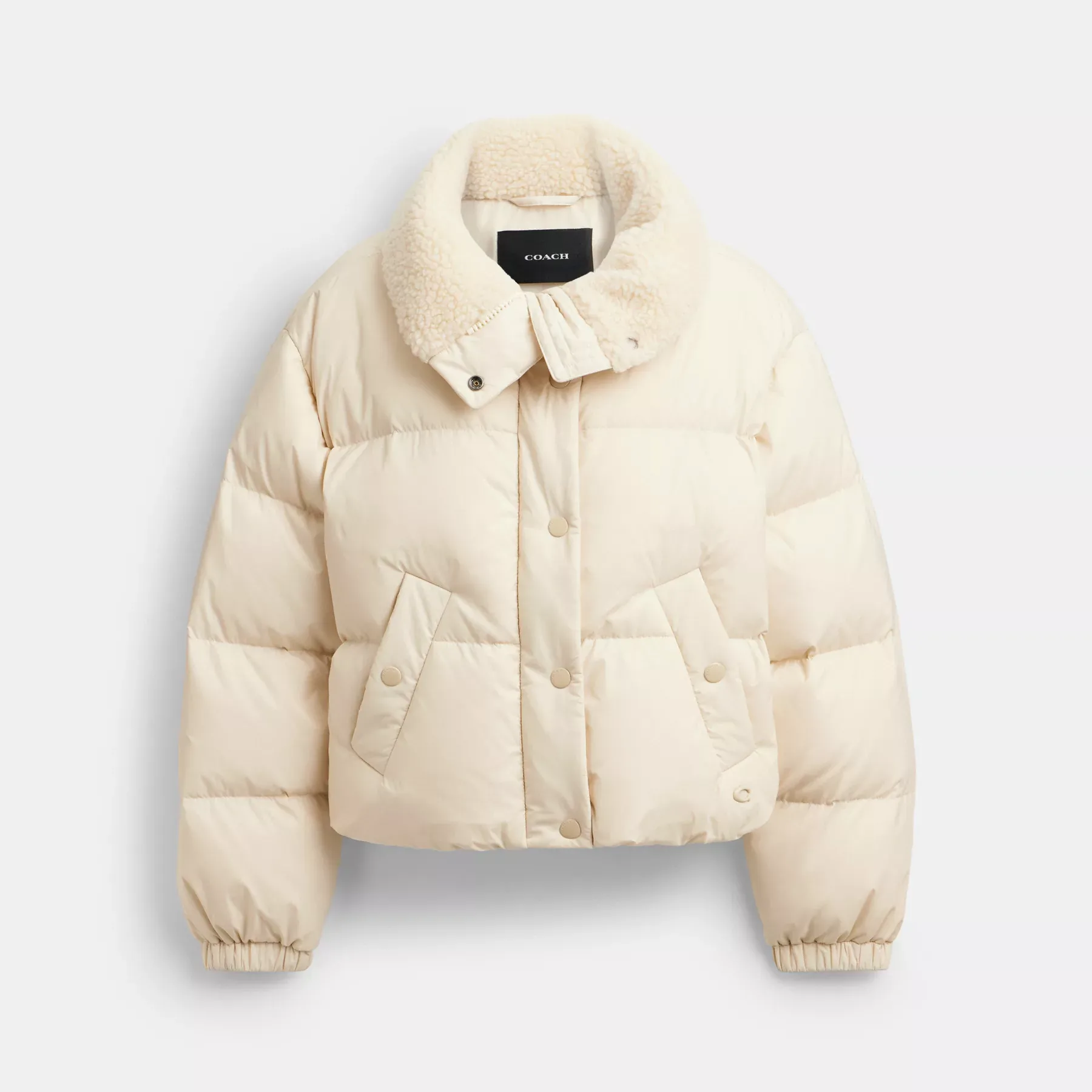 COACH Kurzer Puffer aus recyceltem Polyamid mit Sherpa-Kragen Creme