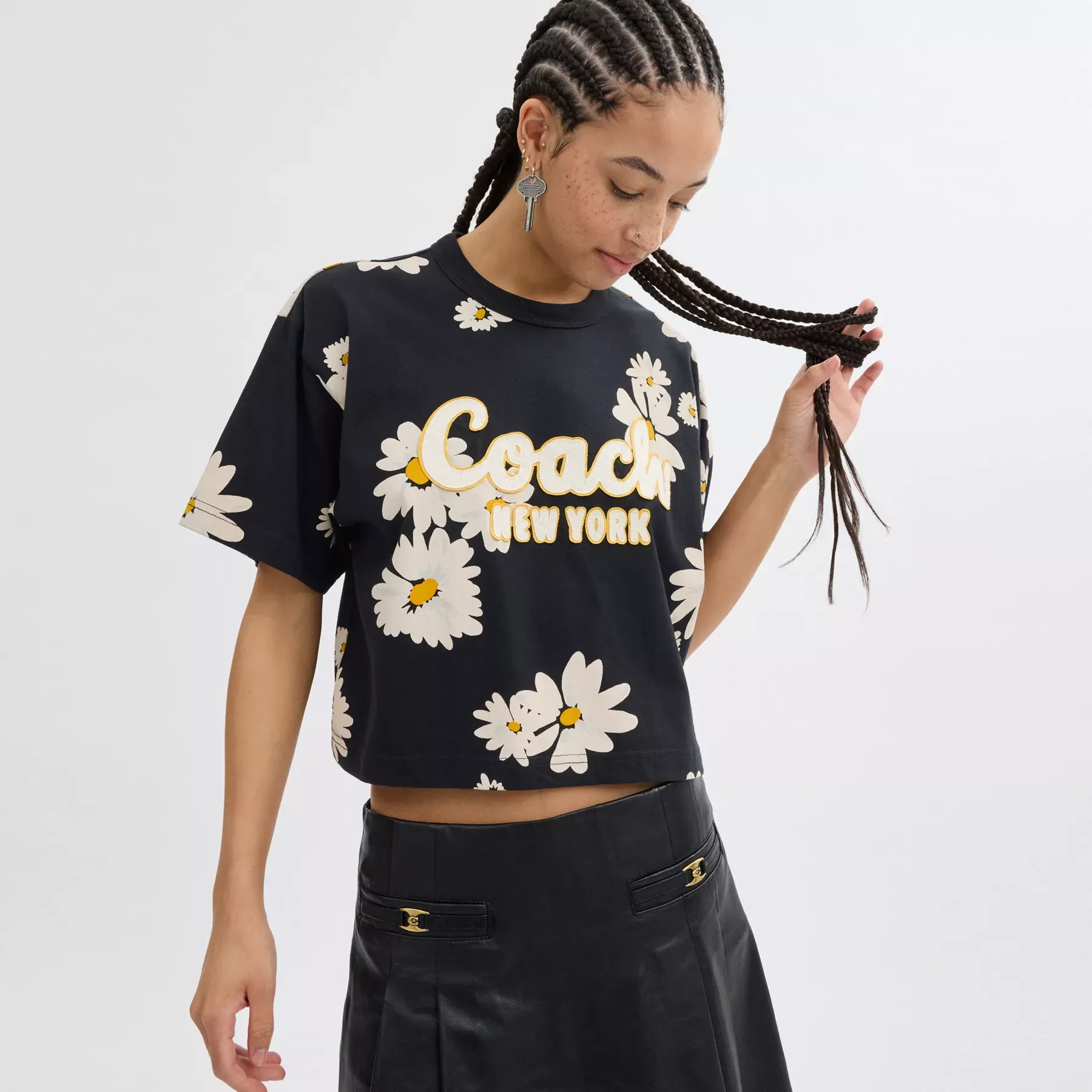COACH Kurzes T-Shirt aus Bio-Baumwolle mit floralem Signature-Schriftzug Schwarz Multi
