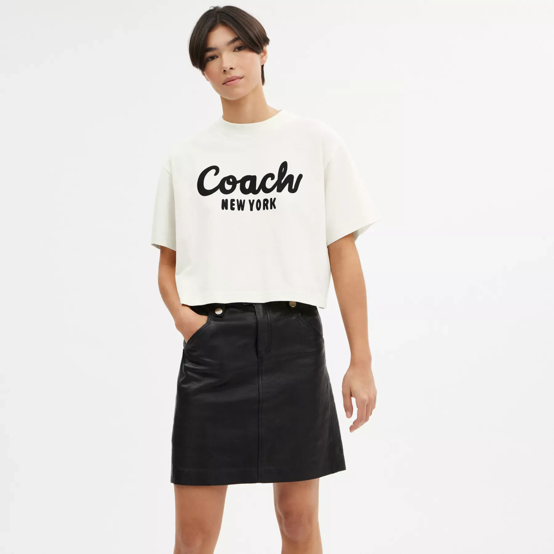COACH Kurzes T-Shirt mit kursivem Signature-Print Creme