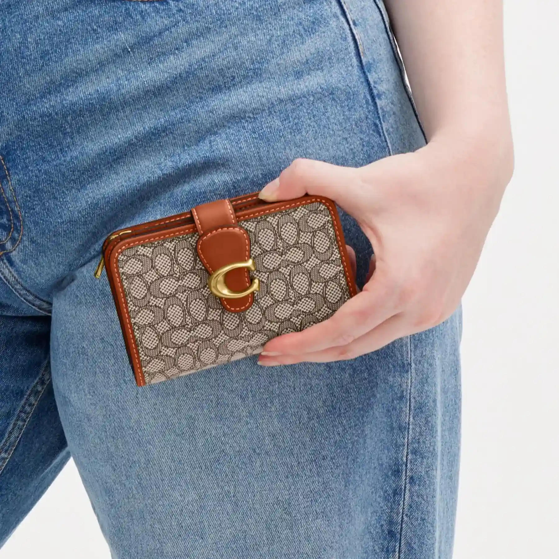 COACH Mittelgroße Geldbörse „Tabby“ aus charakteristischem Mikro-Jacquard Kakaopolierter Amb COACH Mittelgroße Geldbörse „Tabby“ aus charakteristischem Mikro-Jacquard Kakaopolierter Amb