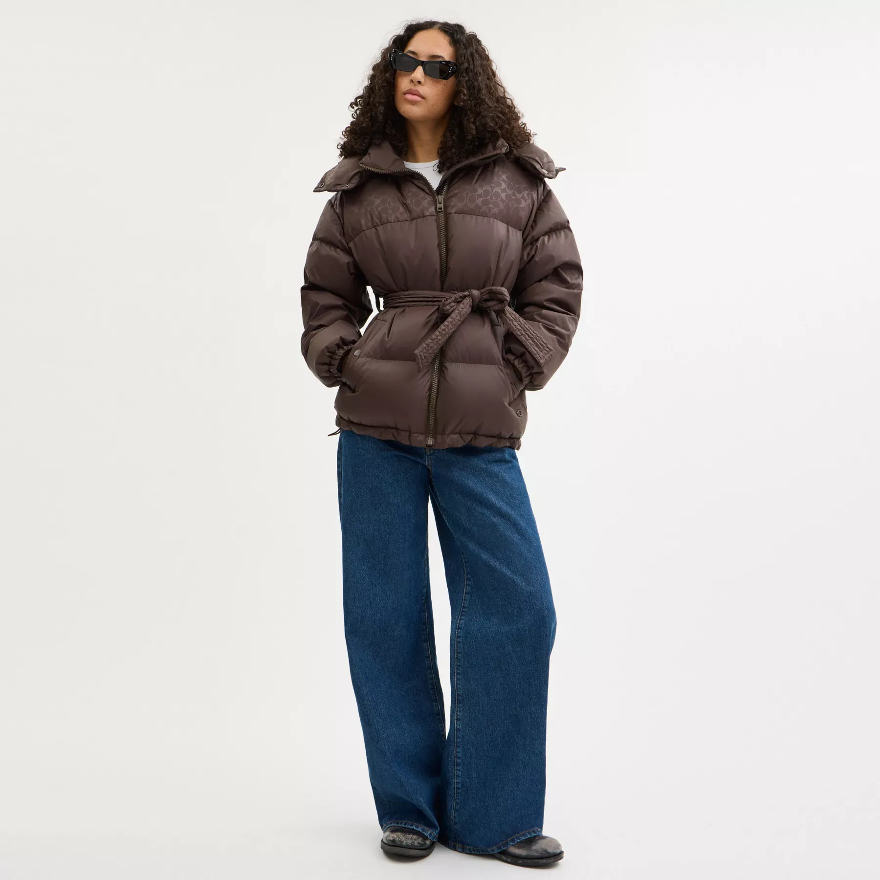 COACH Mittellange Daunenjacke mit Gürtel aus recyceltem Polyamid Braun