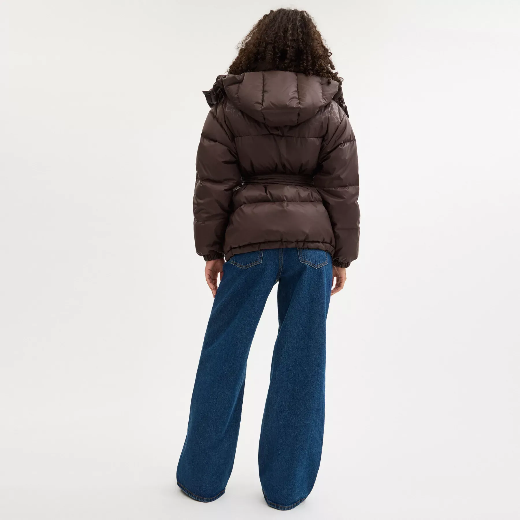 COACH Mittellange Daunenjacke mit Gürtel aus recyceltem Polyamid Braun COACH Mittellange Daunenjacke mit Gürtel aus recyceltem Polyamid Braun