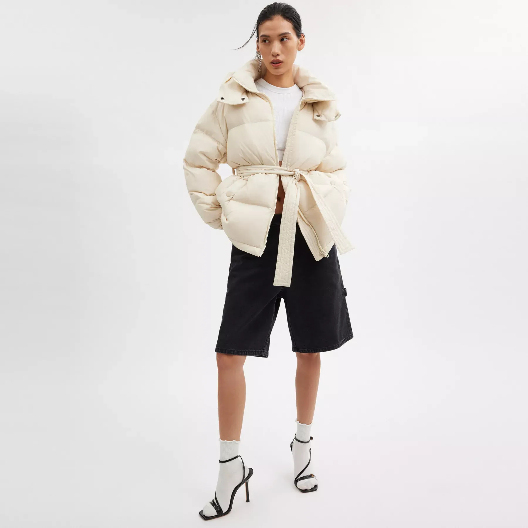 COACH Mittellange Daunenjacke mit Gürtel aus recyceltem Polyamid Creme