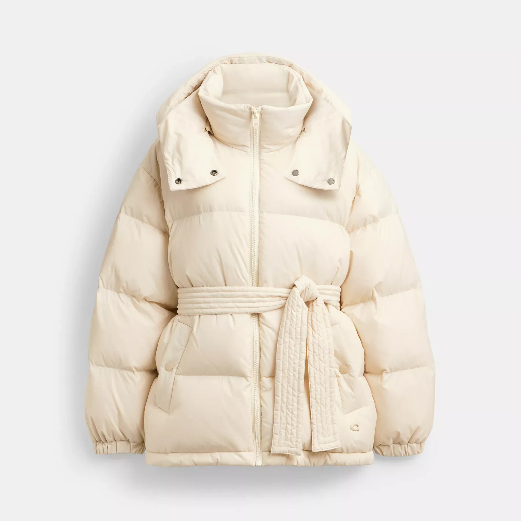 COACH Mittellange Daunenjacke mit Gürtel aus recyceltem Polyamid Creme