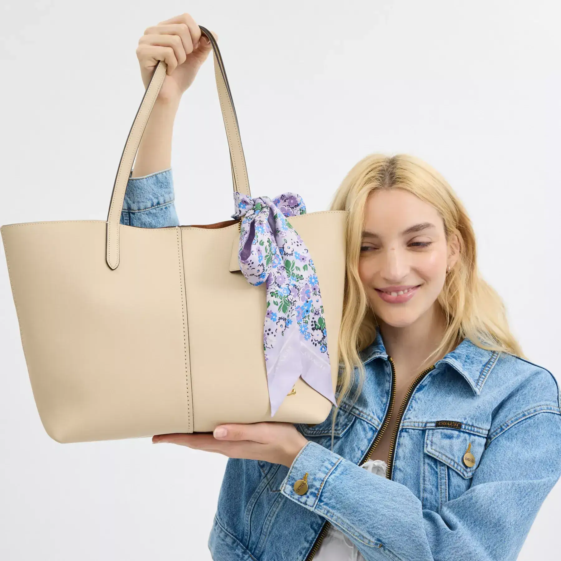 COACH Schmaler Seidenschal mit Blumenmuster Zartes Lila